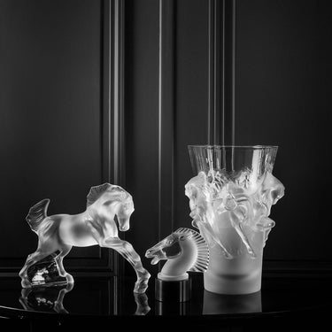 https://cdn.shopify.com/s/files/1/0593/0998/1832/files/10647600-horse-sculpture-20182.jpg?v=1722513292