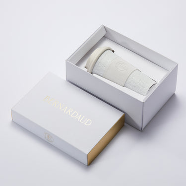https://bernardaud-prod.s3.eu-west-3.amazonaws.com/product_images/files/000/002/943/original/MugNomade_Packaging.jpg?1743692645